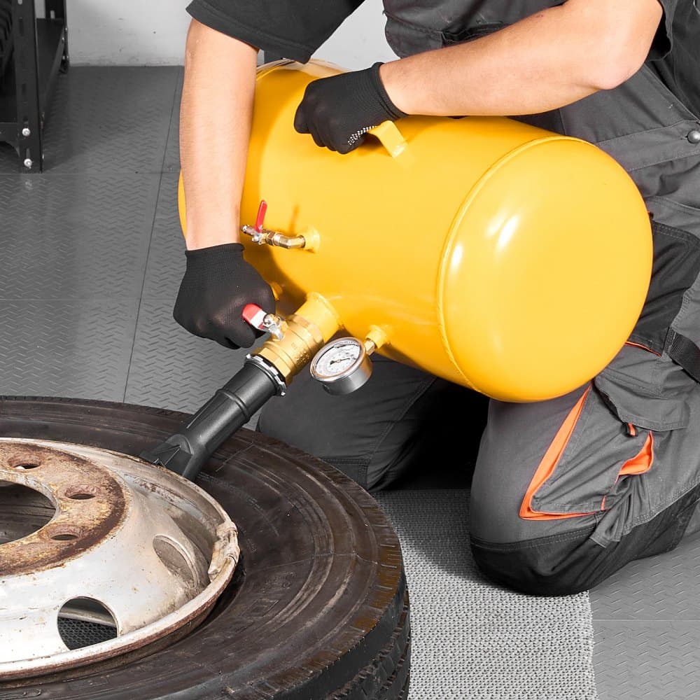 Pneumatický čistič pätiek pneumatík, 10 gal / 37,9 l, Vysoko odolný nástroj na čistenie pätiek pneumatík, Prevádzkový tlak 87 – 116 PSI, Pneumatický čistič pätiek pneumatík pre štvorkolky, traktory, pickupy, nákladné autá, džípy, obytné vozidlá, UTV, žltý