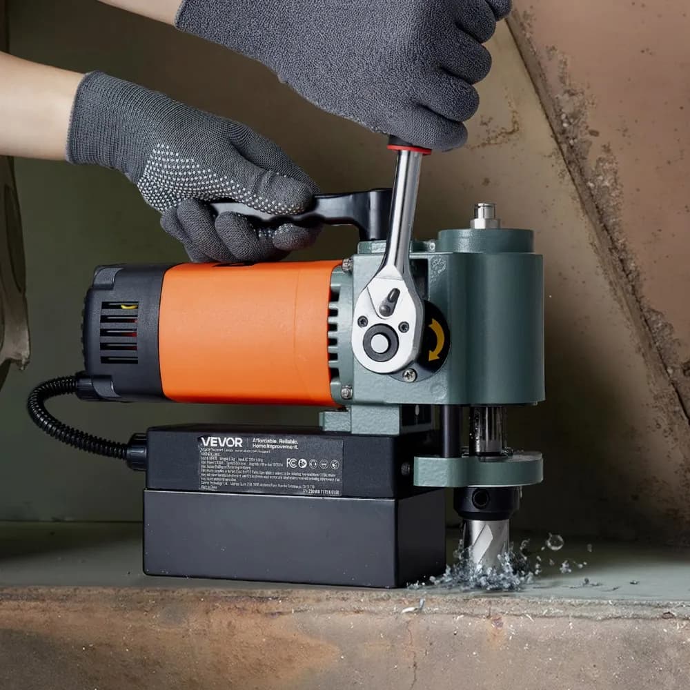 Nízkoprofilová magnetická vŕtačka, 1300 W, priemer vŕtania 35 mm, prenosná magnetická vŕtačka s výkonom 10 000 N, otáčky 650 ot./min., so stopkou Weldon, na kovové povrchy, priemysel a domáce vylepšenia.