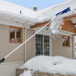 Strešné hrable na sneh, 60 cm PP plastová čepeľ, nastaviteľná strešná škrabka na sneh 1,18-5,55 m s kolieskami, protišmyková rukoväť, nástroj na odstraňovanie snehu, ľahké strešné hrable na odstraňovanie lístia a sutiny - miniatúra 1
