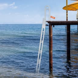 Sklápací rebrík do lode, 5 schodov, nosnosť 150 kg, hliníkový pontónový rebrík na loď so širokým schodíkom 10 cm a protišmykovým pedálom, plavecký schodík na nastupovanie do lode/jazera/bazéna/mora - miniatúra 1