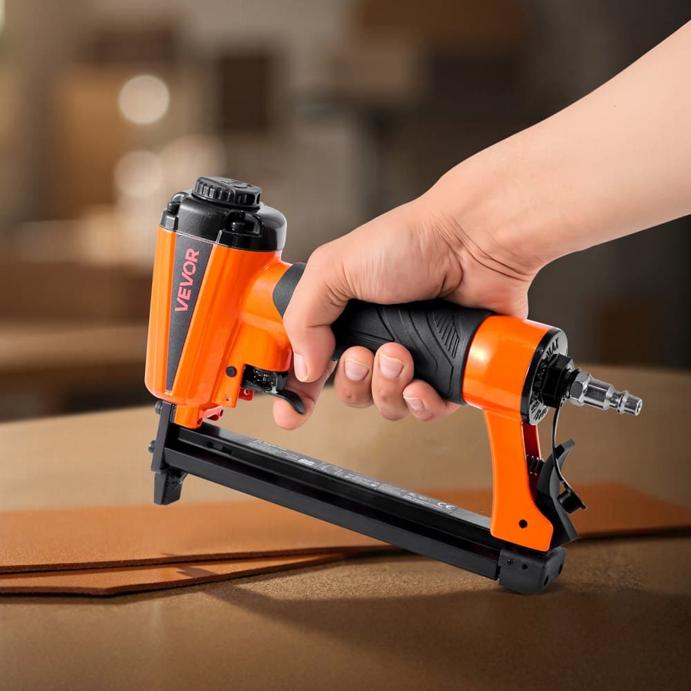 Pneumatická zošívačka, pneumatická zošívačka na čalúnenie kalibru 21 pre korunkové zošívačky série 80 s priemerom 12,8 mm a dĺžkou 6 mm – 16 mm, pneumatická zošívačka s tlakom 70 – 110 PSI na prácu s drevom, čalúnenie, remeslá a DIY projekty.