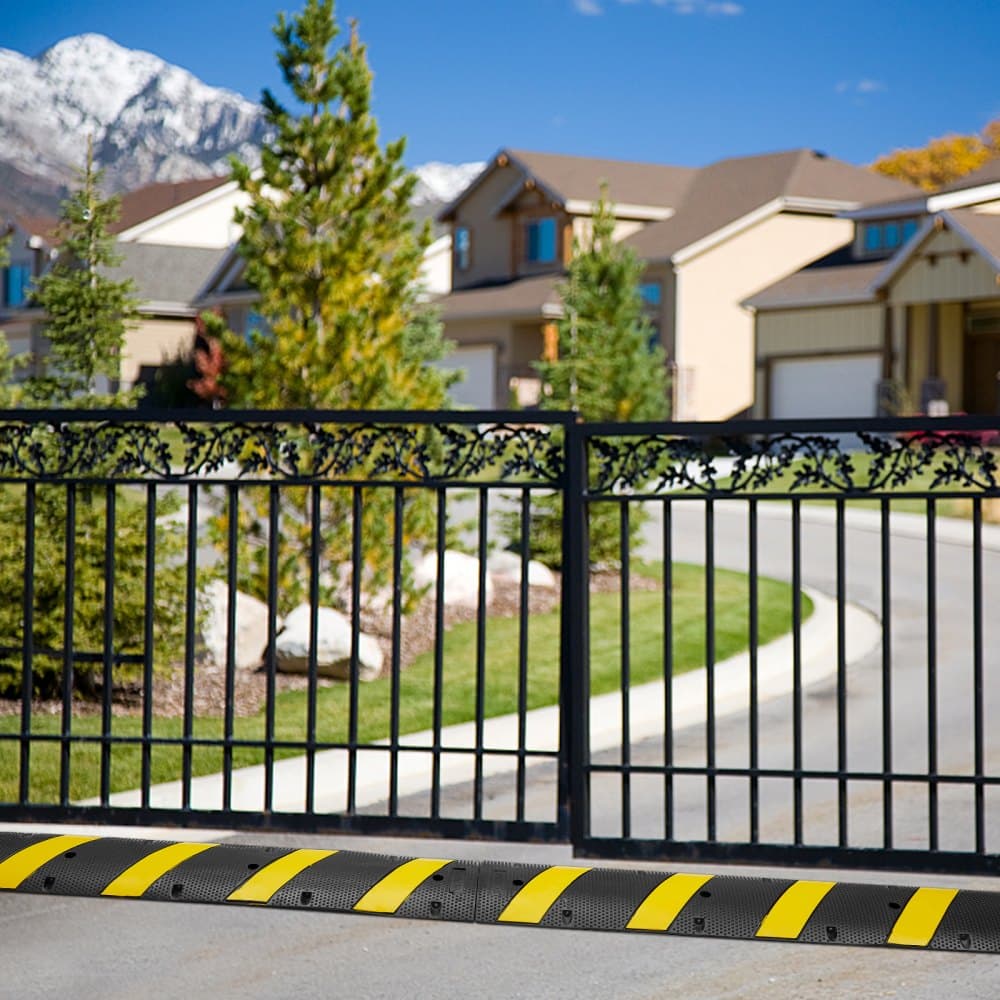 2 ks gumených spomaľovacích prahov 183 x 30 x 4,5 cm, 2 kanály, nosnosť 100 000 kg, vysoko odolný dopravný spomaľovací prah, s vysoko reflexným žltým pásikom, 8 rozpínacími skrutkami a 1 vrtákom, pre asfaltové betónové a štrkové cesty