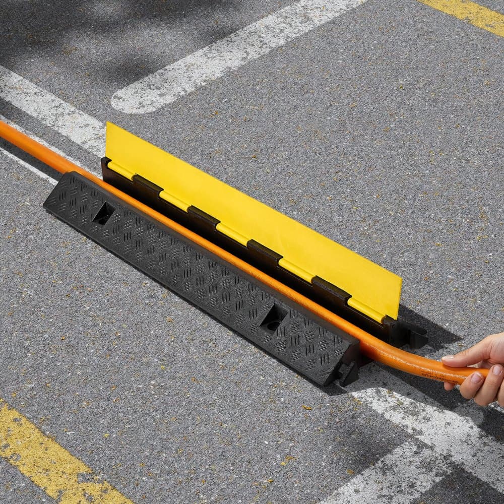 Rampa na ochranu káblov, nosnosť 9 979 kg/náprava, 1-kanálový kryt gumovej hadice a kábla, kanál 70 x 50 mm, dopravný spomaľovač s otvárateľným horným krytom, na vnútorné a vonkajšie použitie, 1 balenie