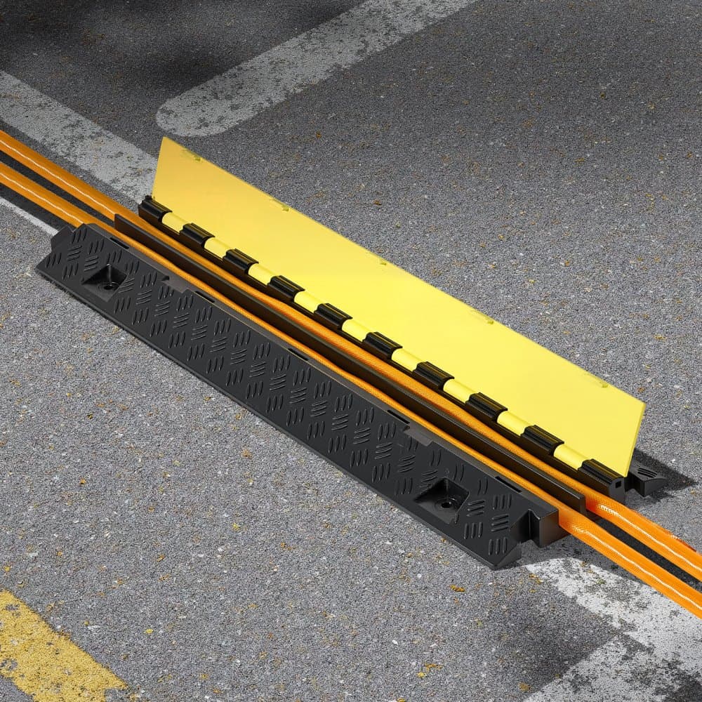 Rampa na ochranu káblov, nosnosť 9 979 kg/náprava, 2-kanálový kryt na hadicu z TPU s vysokou odolnosťou, kanál 31 x 28 mm, dopravný spomaľovač s otvárateľným horným krytom, na vnútorné a vonkajšie použitie, balenie 3 kusov