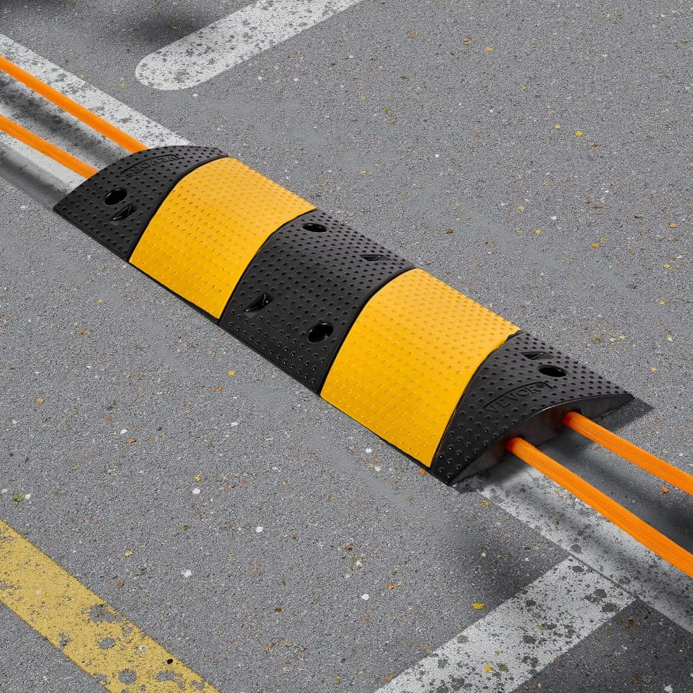 1000 mm gumený spomaľovací prah, 2 kusy, 2-kanálový vysokovýkonný spomaľovací prah pre cestnú dopravu, nosnosť 9 979 kg/nápravu, nájazdová rampa s ochranou káblov s rozpínacími skrutkami, pre asfaltový betón, štrkový príjazd a cestu