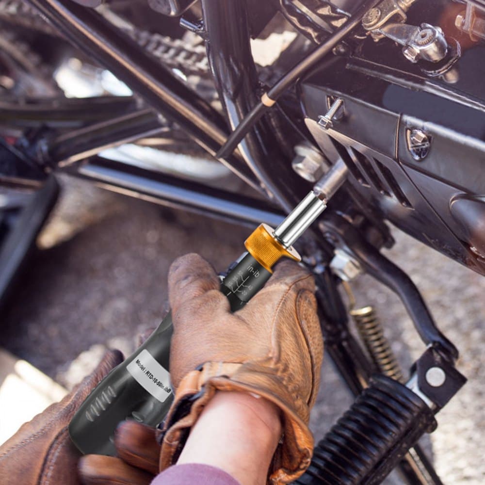 Sada momentových kľúčov s uťahovacím momentom 1/4", rozsah nastavenia krútiaceho momentu 10 – 50 in-lbs, presnosť rozsahu krútiaceho momentu ±5 %, krok krútiaceho momentu 5 in-lb s 18 bitmi a puzdrom