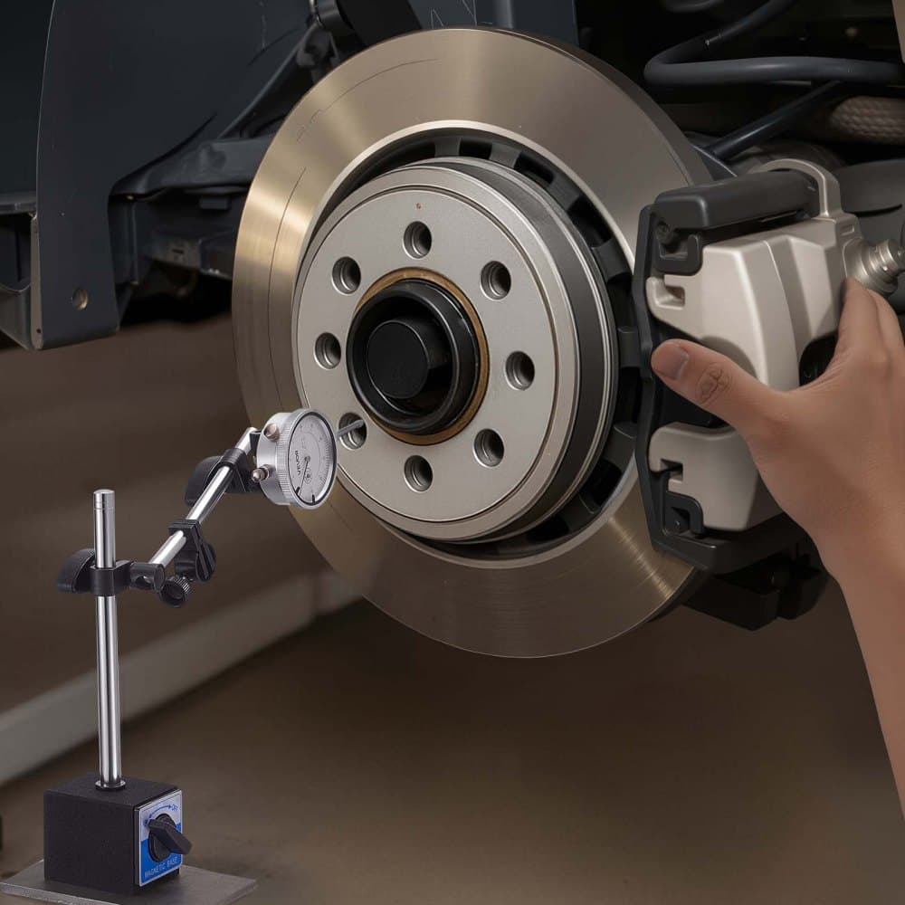 Úchylkomer s dvojitým stojanom a úložným puzdrom, presnosť 0,03 mm, rozsah 0 – 25,4 mm, jemne nastaviteľné dlhé rameno, nemagnetické centrovacie tyče pre nastavenie stroja, meranie v úzkych oblastiach